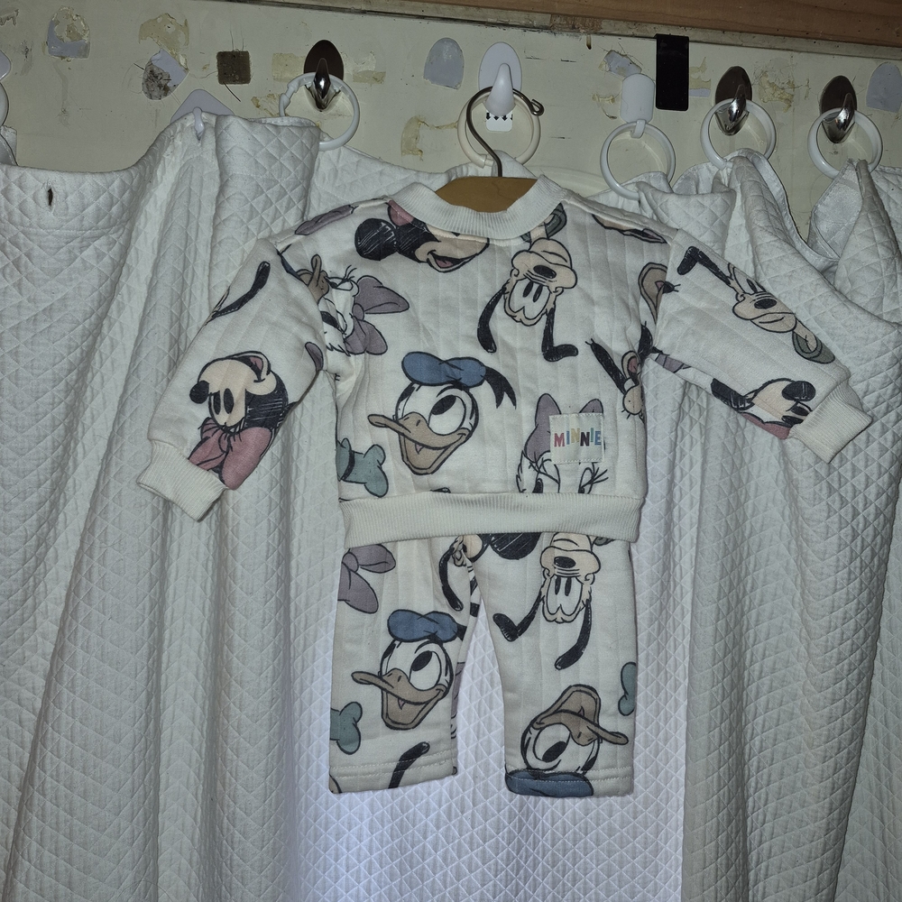 Size 0 To 3 Disney Character Sweatshirt And Sweatpant Set. Great Condition